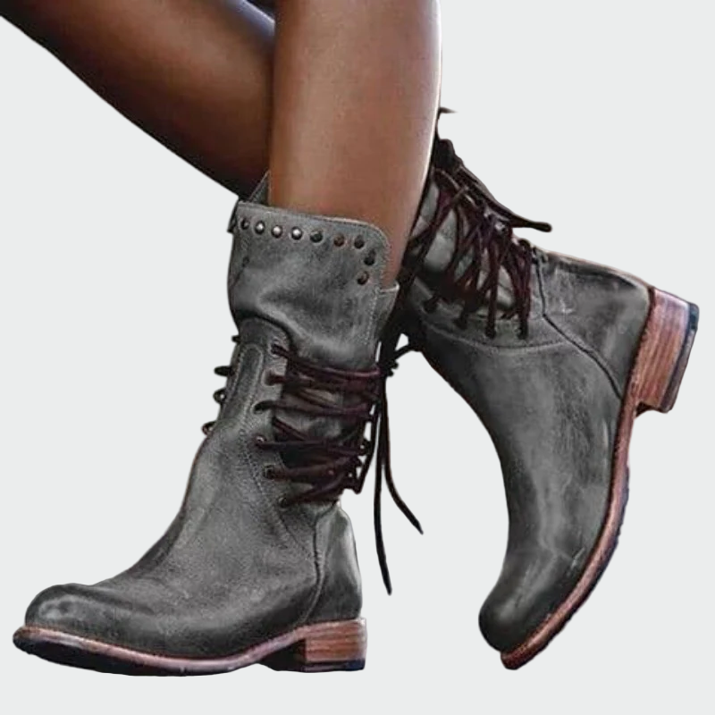 Botins de pele com atacadores