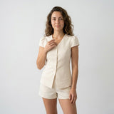 Conjunto Elegante com Colete Estruturado e Calções de Corte Curto