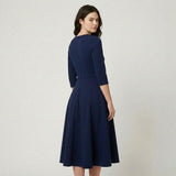 Vestido midi fluido em mistura de viscose | Cintura marcada | Decote em V elegante