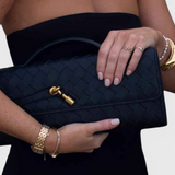Mónica | Clutch Elegante com Detalhe Dourado