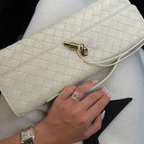 Mónica | Clutch Elegante com Detalhe Dourado